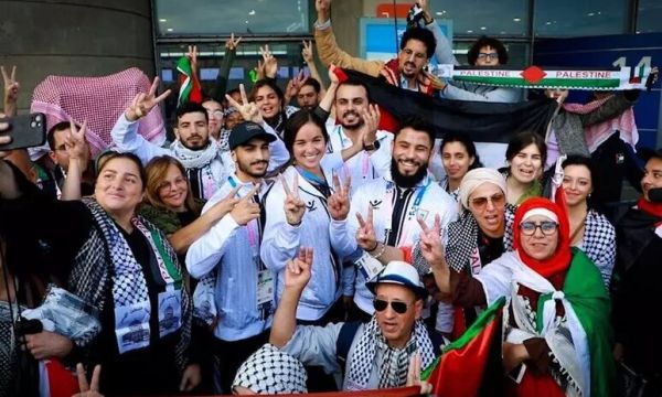 Delegación de Palestina fue recibida por cientos de aficionados en la capital francesa